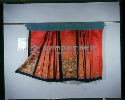 大紅綢地彩繡瓶花紋馬面裙藏品圖，第1張