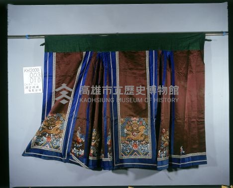 深棕緞地金繡龍鳳紋馬面裙藏品圖，第1張