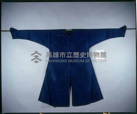 深青提花緞地團龍大襟馬蹄袖袍藏品圖，第1張