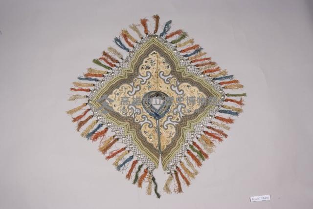 淺綠緞地如意雲紋盤金繡雲肩藏品圖，第1張