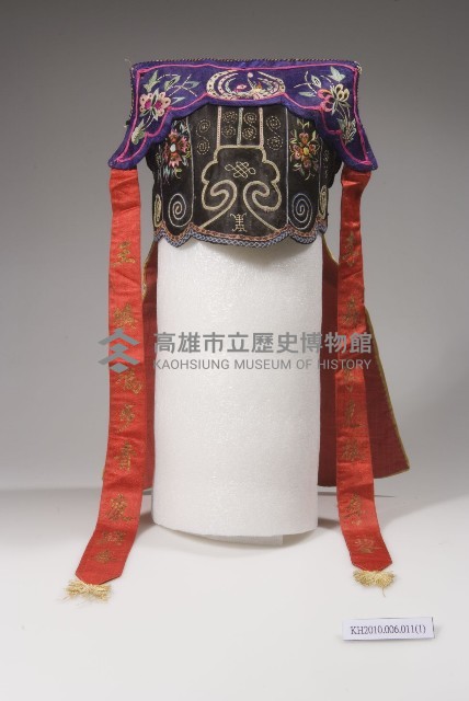 五彩緞地鳳凰長壽彩繡風帽藏品圖，第1張