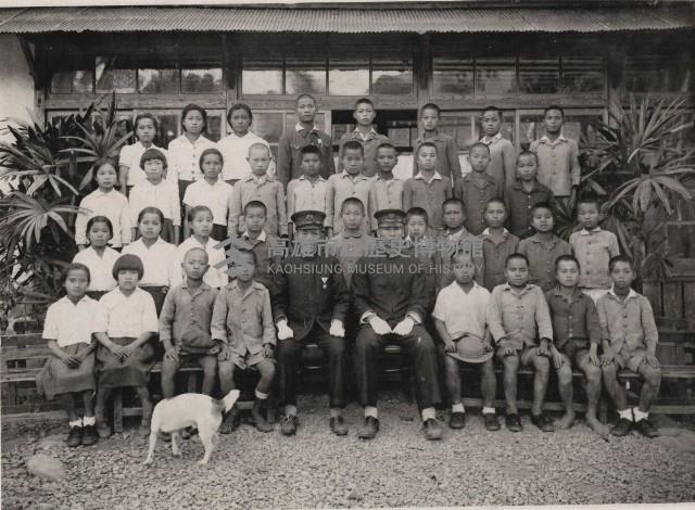 甲仙國民學校畢業生拍攝留念藏品圖，第1張