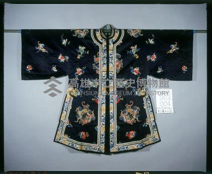 深青緞地立領對襟寬袖彩繡蝶花紋女褂藏品圖，第1張