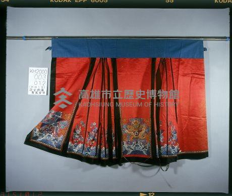 紅緞地五彩金繡龍鳳紋馬面裙藏品圖，第1張