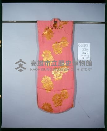 絲質桃紅色地大朵金色提花旗袍藏品圖，第1張