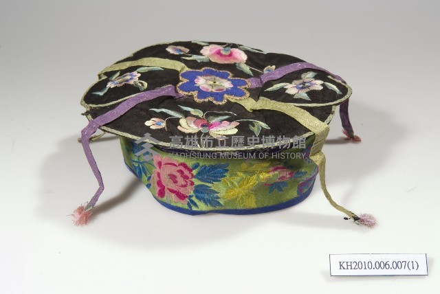 黑緞地如意花瓣形彩繡童帽藏品圖，第1張