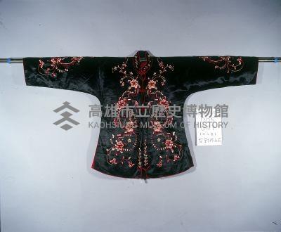 黑緞地立領對襟窄袖彩繡花卉紋女褂藏品圖，第1張