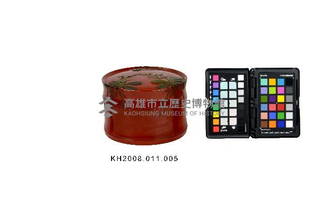 朱地堆錦蘭花紋竹節形圓盒藏品圖，第1張