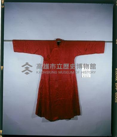 絳紅提花緞地大襟女袍藏品圖，第1張