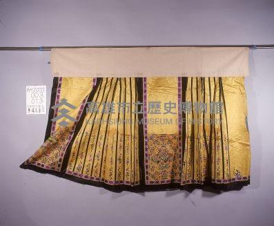 蔥黃綢地彩繡孔雀牡丹紋馬面裙藏品圖，第1張