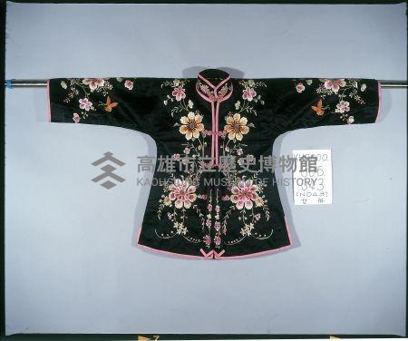 黑緞地立領對襟窄袖彩繡花卉紋女褂藏品圖，第1張