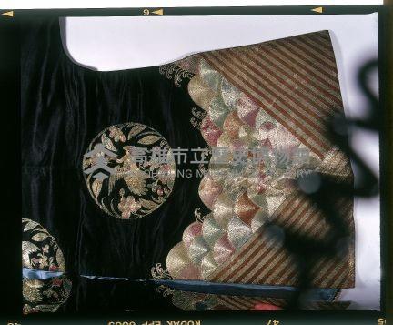 黑緞地立領對襟窄袖盤金仙鶴團花女褂藏品圖，第4張