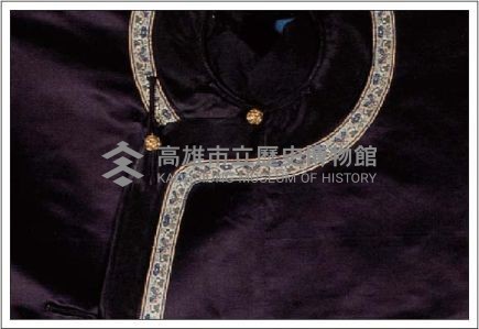 黑緞地琵琶襟立領寬袖彩繡麻姑上壽紋女褂藏品圖，第4張
