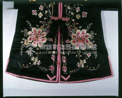 黑緞地立領對襟窄袖彩繡花卉紋女褂藏品圖，第4張