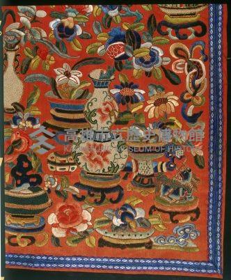 大紅綢地彩繡瓶花紋馬面裙藏品圖，第3張