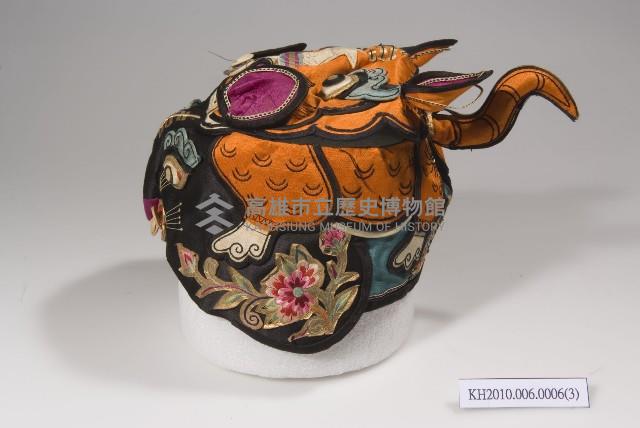 黑緞地橘紅頂立體雙虎造型童帽藏品圖，第3張