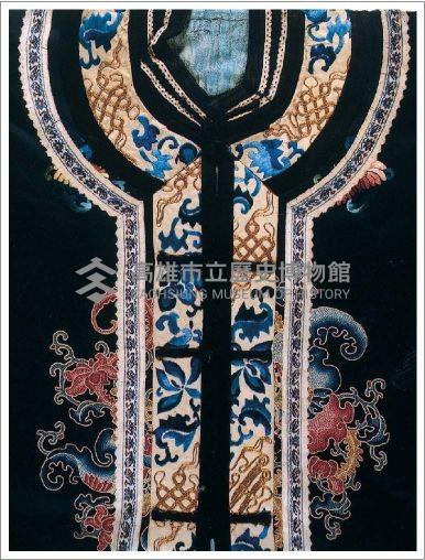 深青緞地立領對襟寬袖彩繡蝶花紋女褂藏品圖，第3張