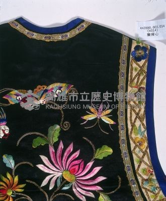 黑緞地大襟彩繡花蝶紋女童馬甲藏品圖，第3張