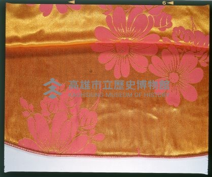 絲質桃紅色地大朵金色提花旗袍藏品圖，第3張