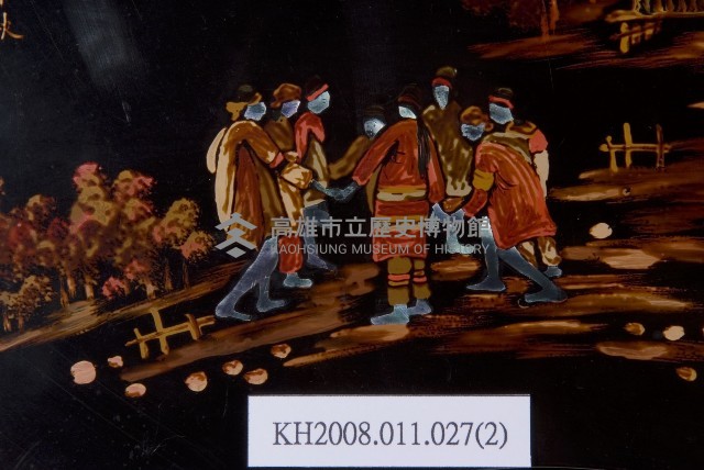 磨顯填漆原住民舞踊紋扇形掛飾藏品圖，第3張