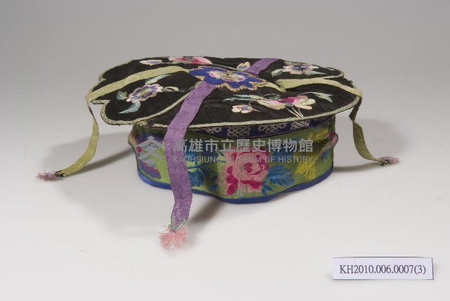 黑緞地如意花瓣形彩繡童帽藏品圖，第3張