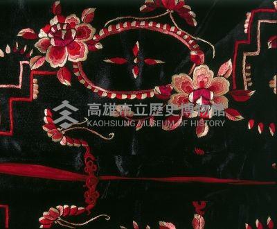 黑緞地立領對襟窄袖彩繡花卉紋女褂藏品圖，第3張