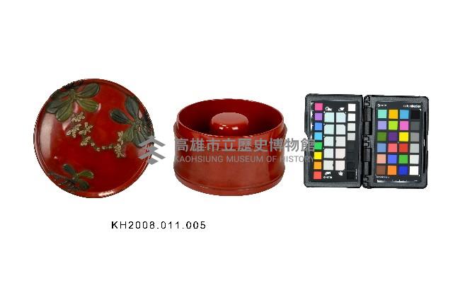 朱地堆錦蘭花紋竹節形圓盒藏品圖，第3張