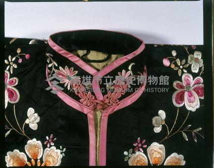 黑緞地立領對襟窄袖彩繡花卉紋女褂藏品圖，第3張