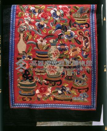 大紅綢地彩繡瓶花紋馬面裙藏品圖，第2張