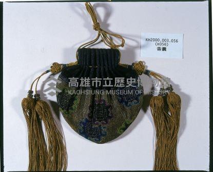 黑緞地福壽富貴雞心香囊藏品圖，第2張