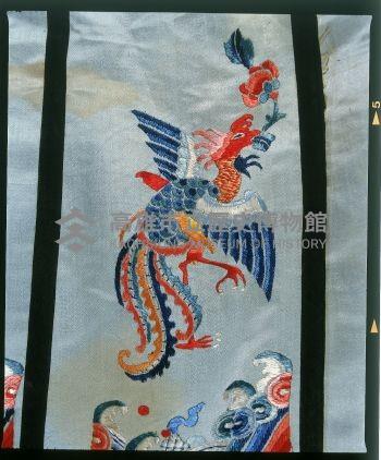 天青緞地金繡龍鳳紋馬面裙藏品圖，第2張