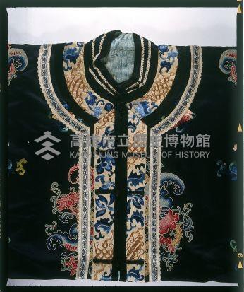 深青緞地立領對襟寬袖彩繡蝶花紋女褂藏品圖，第2張