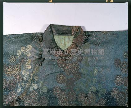 灰藍提花菊花紋錦立領大襟窄袖女衫藏品圖，第2張