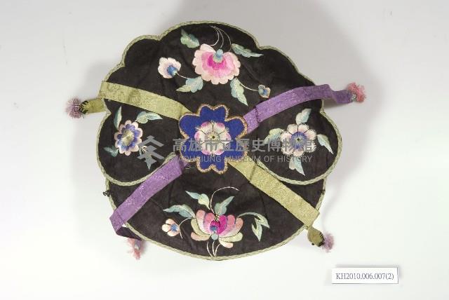黑緞地如意花瓣形彩繡童帽藏品圖，第2張