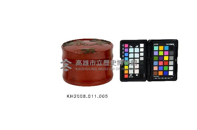 朱地堆錦蘭花紋竹節形圓盒藏品圖，第2張