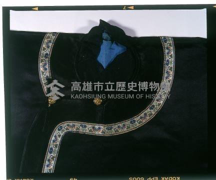 黑緞地琵琶襟立領寬袖彩繡麻姑上壽紋女褂藏品圖，第2張