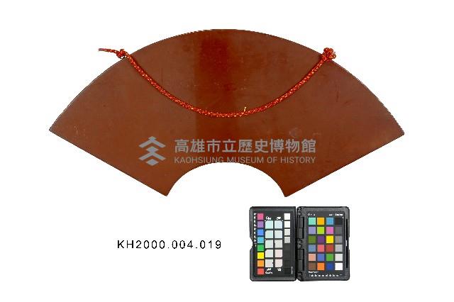 黑漆鑲貝彩繪磨顯日月潭杵歌紋扇形掛飾藏品圖，第2張