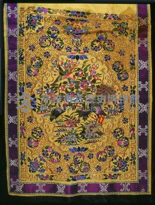 蔥黃綢地彩繡孔雀牡丹紋馬面裙藏品圖，第2張