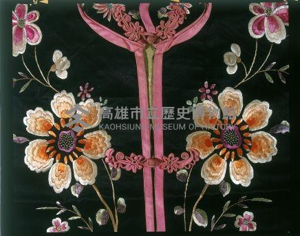 黑緞地立領對襟窄袖彩繡花卉紋女褂藏品圖，第2張