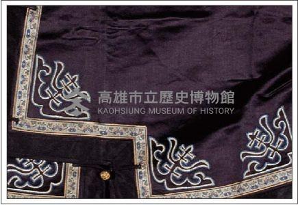 黑緞地琵琶襟立領寬袖彩繡麻姑上壽紋女褂藏品圖，第5張