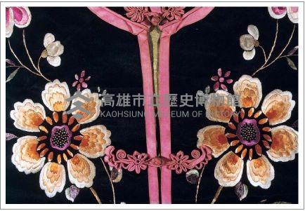 黑緞地立領對襟窄袖彩繡花卉紋女褂藏品圖，第5張