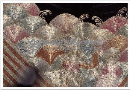 黑緞地立領對襟窄袖盤金仙鶴團花女褂藏品圖，第6張