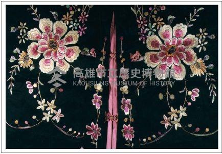 黑緞地立領對襟窄袖彩繡花卉紋女褂藏品圖，第6張