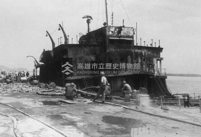 光隆輪第三次爆炸後駕駛台被焚燒之面貌藏品圖，第1張