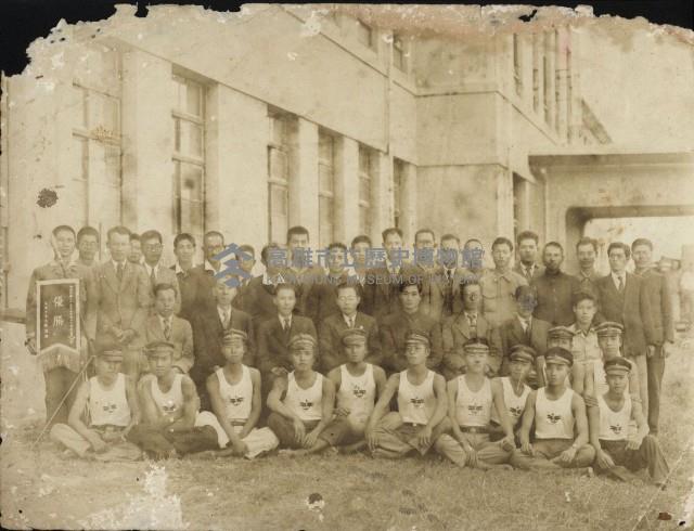 中華民國35年慶祝元旦運動會優勝攝於市政府藏品圖，第1張