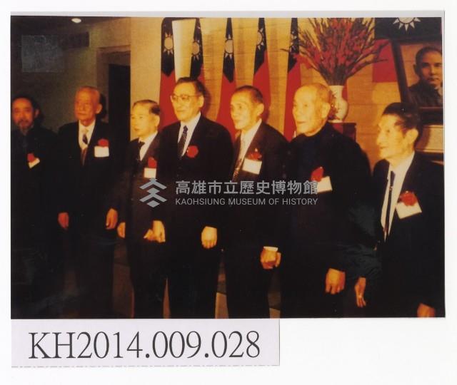 張德成獲頒重要民族藝師殊榮與當時教育部長毛高文和其他六位藝師合影藏品圖，第1張