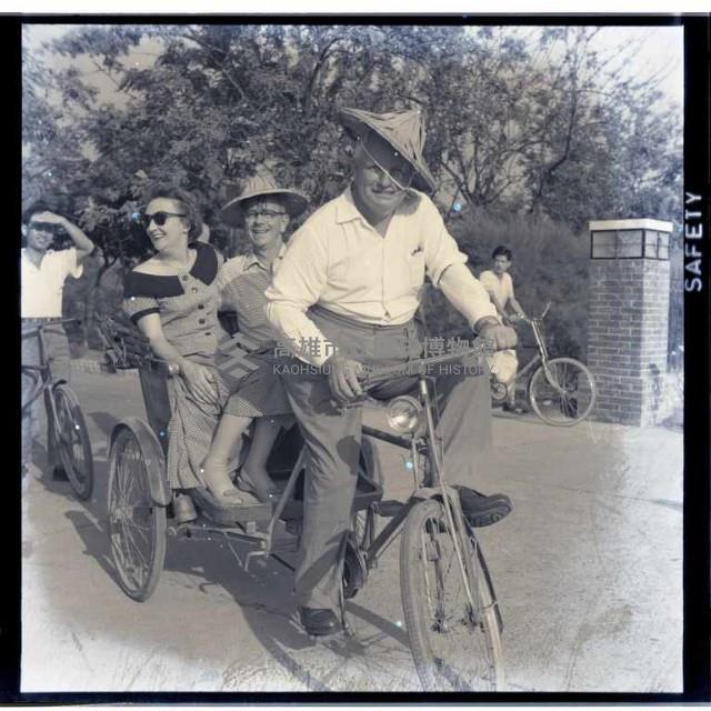 乘坐三輪車之美國婦女藏品圖，第1張