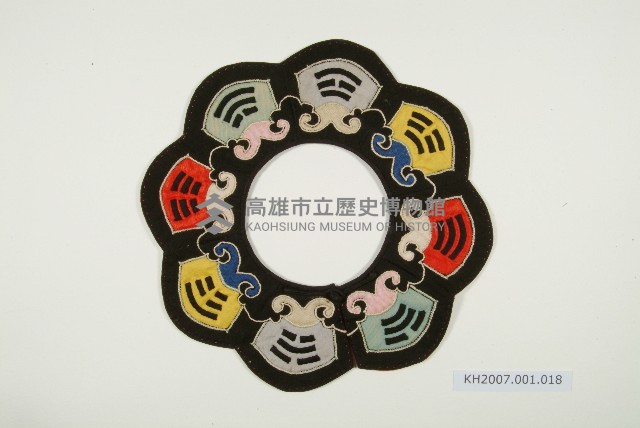 五彩緞地八卦型彩繡圍涎藏品圖，第1張