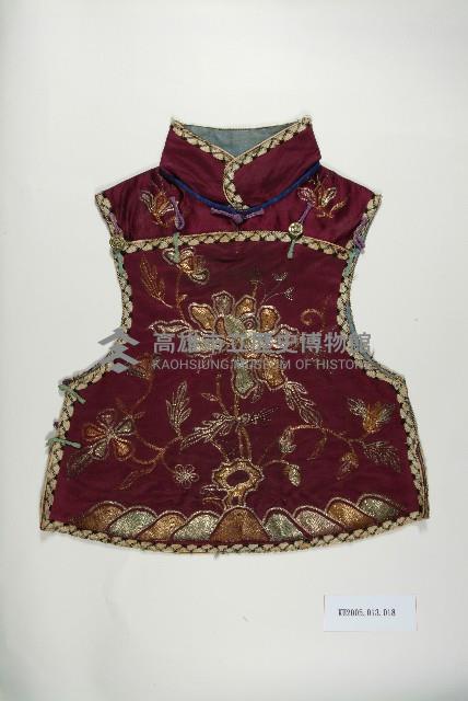 紫紅緞地海水牡丹紋盤金繡童背心藏品圖，第1張