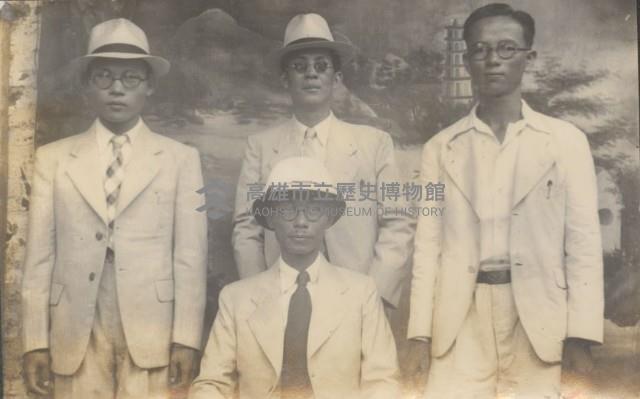 張連有及友人等四人於室內風景牆前合影藏品圖，第1張